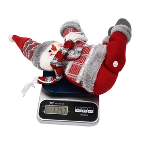 Embrasse de rideau bonhomme de neige de Noël rouge et gris, poupée pesée sur balance