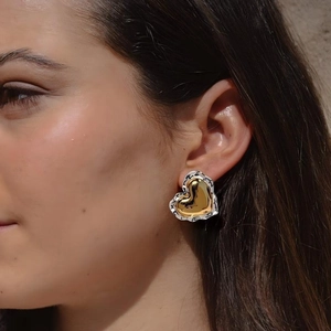 Boucles d'oreilles cœur bicolores avec centre doré et bordure argentée martelée sur femme