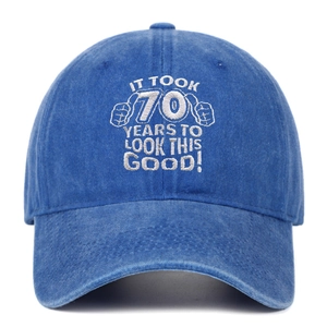 Détail de la broderie blanche sur une casquette vintage bleue pour le 70e anniversaire