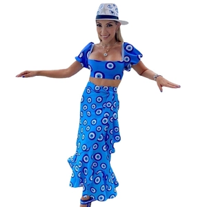 Detalle del conjunto azul de dos piezas con estampado de ojo turco en top corto y falda larga