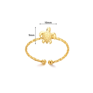 Vue détaillée d'une bague tortue avec carapace dorée de 10mm et anneau torsadé
