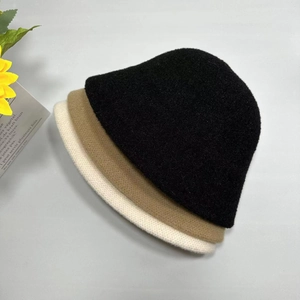 Detailansicht von drei Nerz-Samt-Strickeimermützen in Schwarz, Khaki und Beigefarben