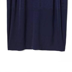 Robe midi en satin bleu marine avec épaules tombantes et détails de couture d'ourlet
