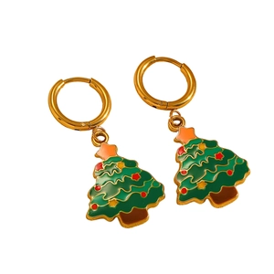 Dettaglio degli orecchini ad albero di Natale in smalto verde con finitura dorata