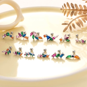 Boucles d'oreilles en zircon coloré de formes variées sur un plateau décoratif