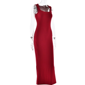 Détail d'une robe longue rouge sans manches à encolure carrée sur un mannequin clair