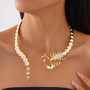 Collier scorpion doré orné de cristaux scintillants et de segments métalliques