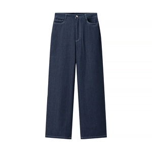 Détail d'un jean en denim bleu foncé à coupe droite avec coutures blanches et bouton