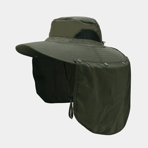 Dettaglio cappello da sole con protezione nuca, rete traspirante e cordino regolabile