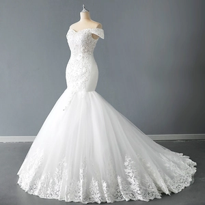 Robe de mariée sirène à épaules dénudées avec applications de dentelle et traîne longue
