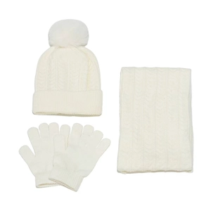 Detail von cremefarbenem Zopfstrick-Winterset mit Bommelmütze, Schal und Handschuhen