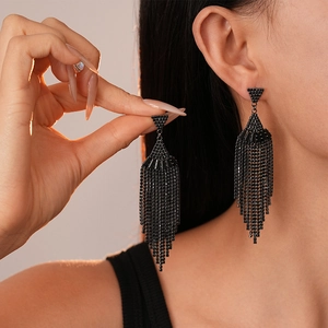 Boucles d'oreilles pendantes à pampilles en zircon noir avec design géométrique en éventail