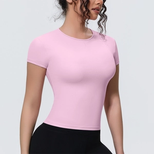 Vue détaillée du t-shirt de yoga rose ajusté montrant le tissu respirant et la coupe
