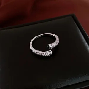 Bague géométrique argentée avec diamants pavés et pierre verte taillée en forme de poire