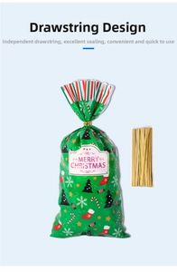 Dettaglio di sacchetti regalo di Natale con lacci dorati e motivi festivi natalizi