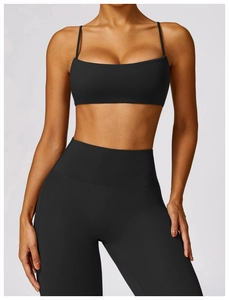 Detail von schwarzem Yoga-BH und High-Waist-Leggings an einem professionellen Model