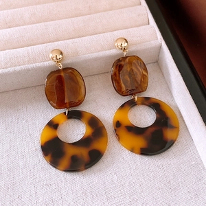 Détails des boucles d'oreilles pendantes en résine écaille avec clou doré en métal
