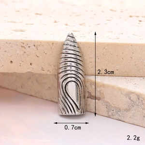 Detalle de dimensiones del accesorio corazón plateado, 2,3 cm de alto y 2,2 g