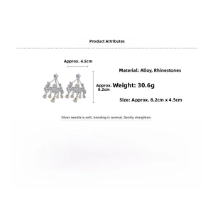 Vue détaillée des boucles d'oreilles fleuries à pompons mesurant 8,2 cm sur 4,5 cm