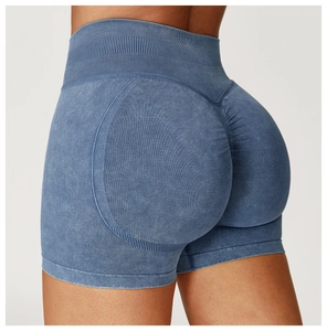 Gros plan sur le short de yoga sans couture taille haute avec effet push-up bleu délavé