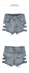 Detalle de pantalones cortos vaqueros de tiro alto con cortes laterales y hebillas