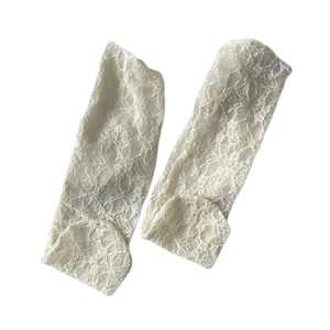 Calzini in pizzo bianco crema con motivo floreale vintage e tessuto a rete traspirante