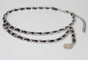 Detailansicht der silbernen Metallkette mit Ledergeflecht und Münzanhänger