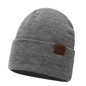 Bonnet en tricot gris avec texture verticale et écusson en cuir pour la chaleur hivernale