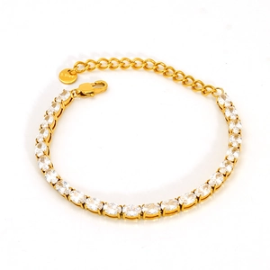Dettaglio del bracciale tennis in acciaio dorato con pietre di zircone trasparente