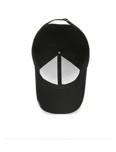 Vista interna del cappellino da baseball nero con cuciture rinforzate e fibbia in metallo