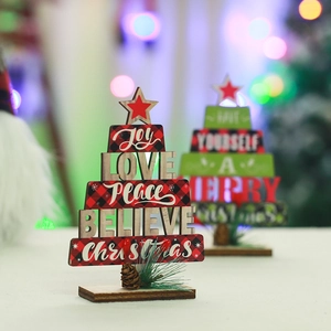 Primo piano della decorazione natalizia in legno a forma di albero con auguri festivi.