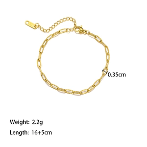 Detail of 18k gold plated textured chain bracelet with width 0.35cm and 2.2g weight