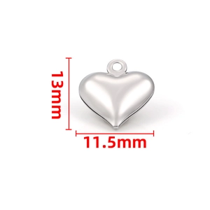 Dettaglio macro delle dimensioni 13mm x 11.5mm del ciondolo a cuore in acciaio inox
