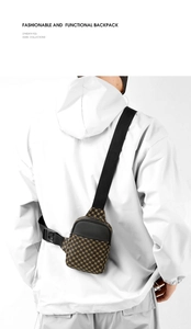 Detalle de bandolera impermeable para hombre con patrón de cuadros marrones y correa ajustable
