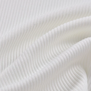 Primer plano del tejido de punto acanalado blanco con detalle de estructura elástica