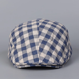 Détail du tissu en lin mélangé à carreaux bleu et gris de la casquette plate rétro