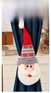 Détail d'attache-rideau Père Noël avec bonnet en tricot et barbe blanche sur rideau bleu