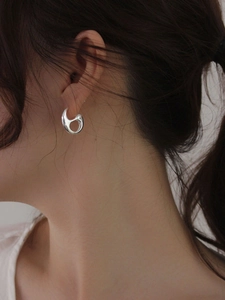 Minimalist 925 sterling silver geometric fluid earrings on female model in side view