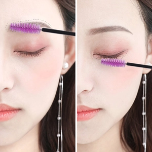 Detail der lila Wimpernbürste zur Pflege von Augenbrauen und Wimpern im Gebrauch