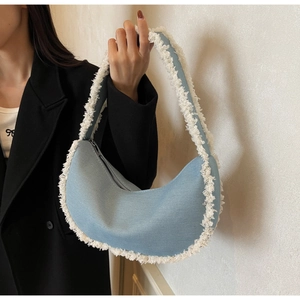 Sac croissant en denim vintage avec bordure en fausse fourrure blanche et détails effilés