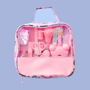 Rosa Baby-Pflegeset mit Nagelknipser, Haarbürste und Kamm in transparenter Reißverschlusstasche