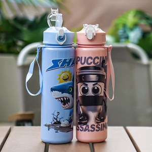 Détail de gourdes mignonnes avec couvercles étanches et sangles de transport pour enfants