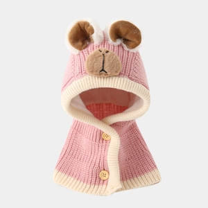Dettaglio della sciarpa con cappuccio in maglia rosa con orecchie di orso e bottoni