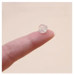 Vista macro de pegamento sólido para uñas de 10ml en la yema del dedo, textura firme