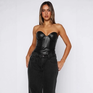 Corset amincissant en similicuir noir pour femme avec un design bustier moderne et chic