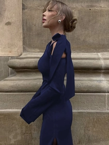 Robe longue bleu foncé à manches longues avec épaules dénudées et coupe cintrée