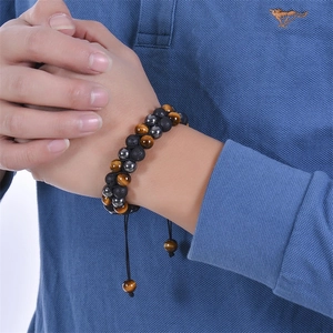 Bracciale da uomo a doppio strato con occhio di tigre e pietra lavica indossato