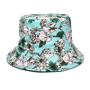 Vue détaillée du chapeau bob réversible avec imprimé floral rose sur vert menthe