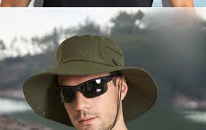 Détail d'un chapeau de soleil vert armée avec mentonnière réglable et aérations