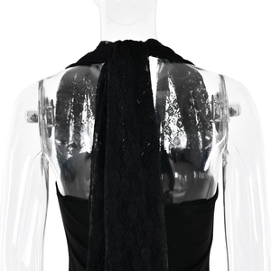 Vue arrière détaillée d'une robe dos nu noire avec des liens en dentelle délicate au cou